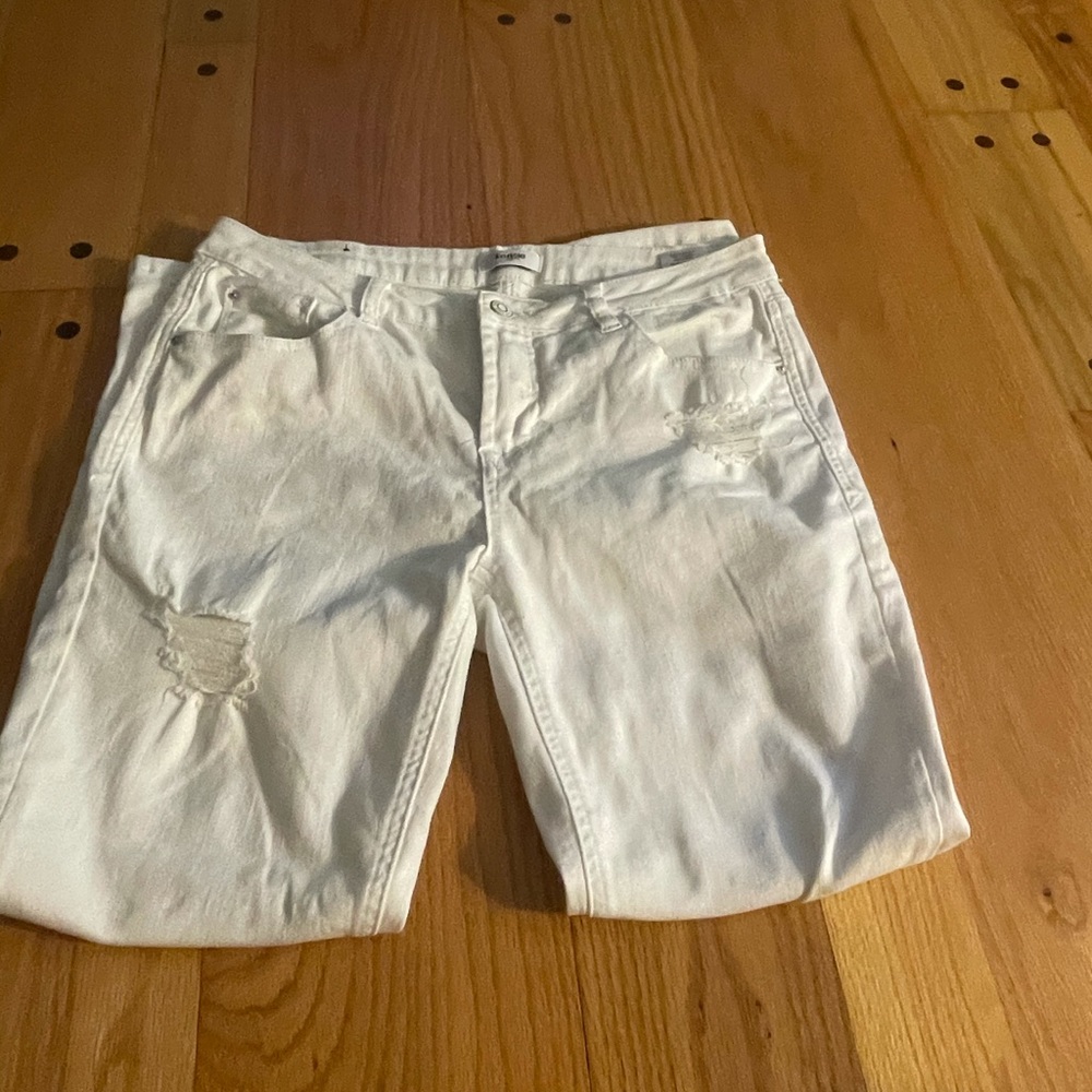 Kensie NWOT distressed white jeans size 8